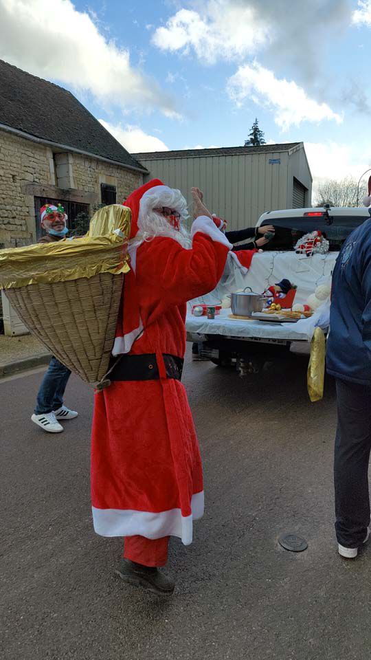 Dimanche 20 décembre, le père noël dans les rues de la Chapelle Vaupelteigne